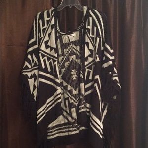 Poncho sweater black and white